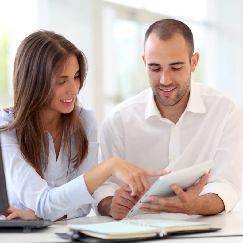 صديقة زوجك في العمل قد تشكل خطراً كبيراً على علاقتك به