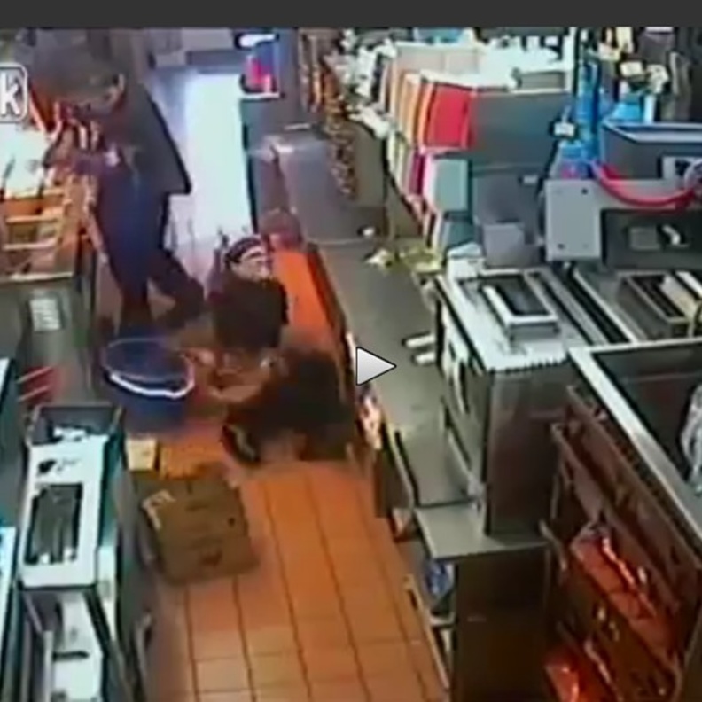 موظفة تسقط في زيت ملغي