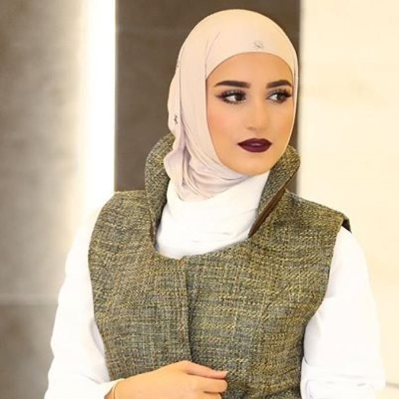 مكياج محجبات ساحر بالظلال والشفاه الداكنة