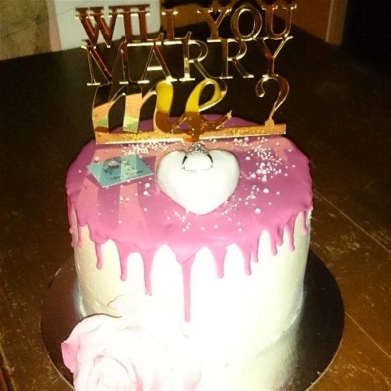 قالب الحلوى الذي طلب رامي العقل به يد بريجيت ياغي