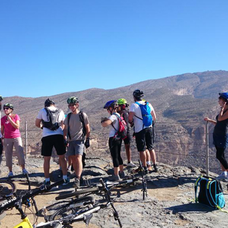 جبال سلطنة عمان وجهة مثالية لمحبي المغامرة والرياضة هذا الصيف