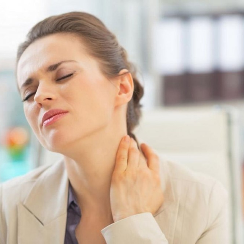 طقطقة الرقبة تضغط على الفقرات والأربطة