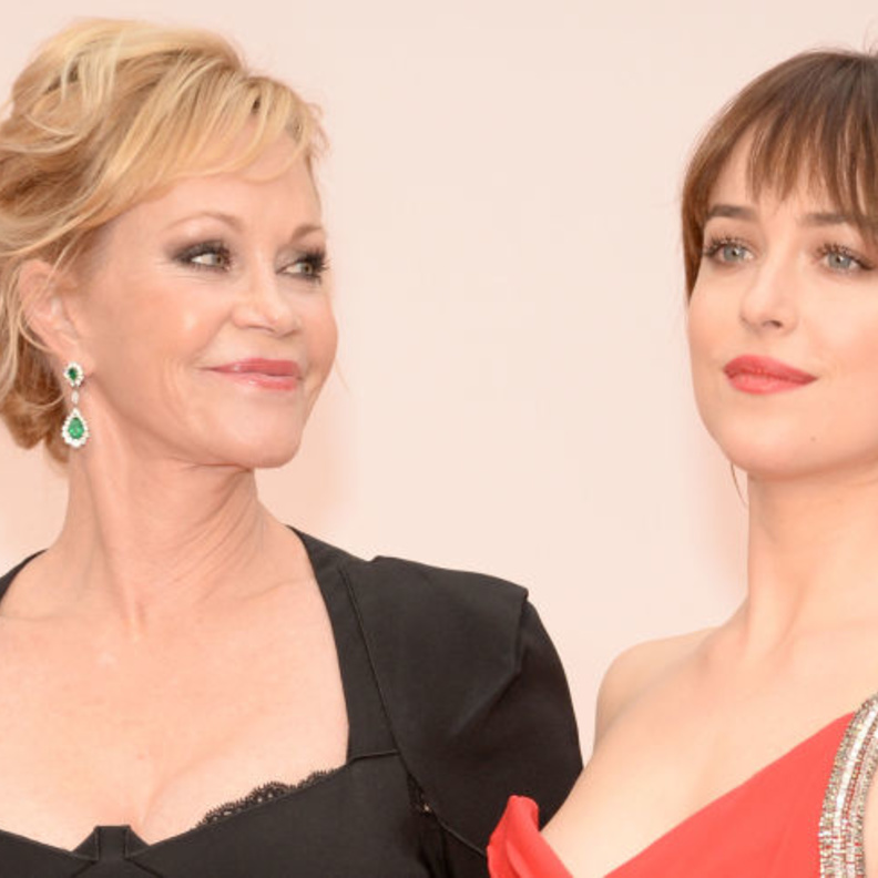 داكوتا جونسون مع والدتها ميلاني غريفيث