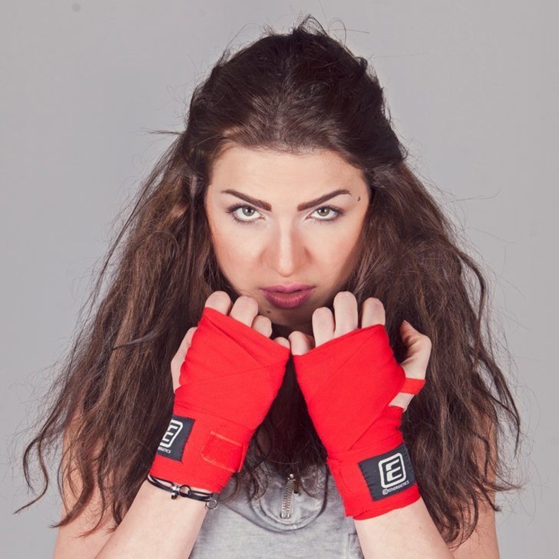 مني لا تخفى رغبتها فى قتال ضيوفها