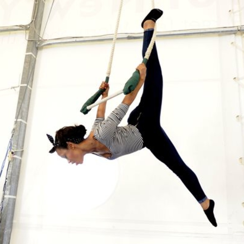 لاعبة السيرك