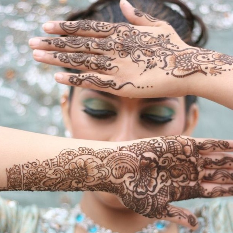 خلطة جديدة للحناء تناسب الشابات السعوديات