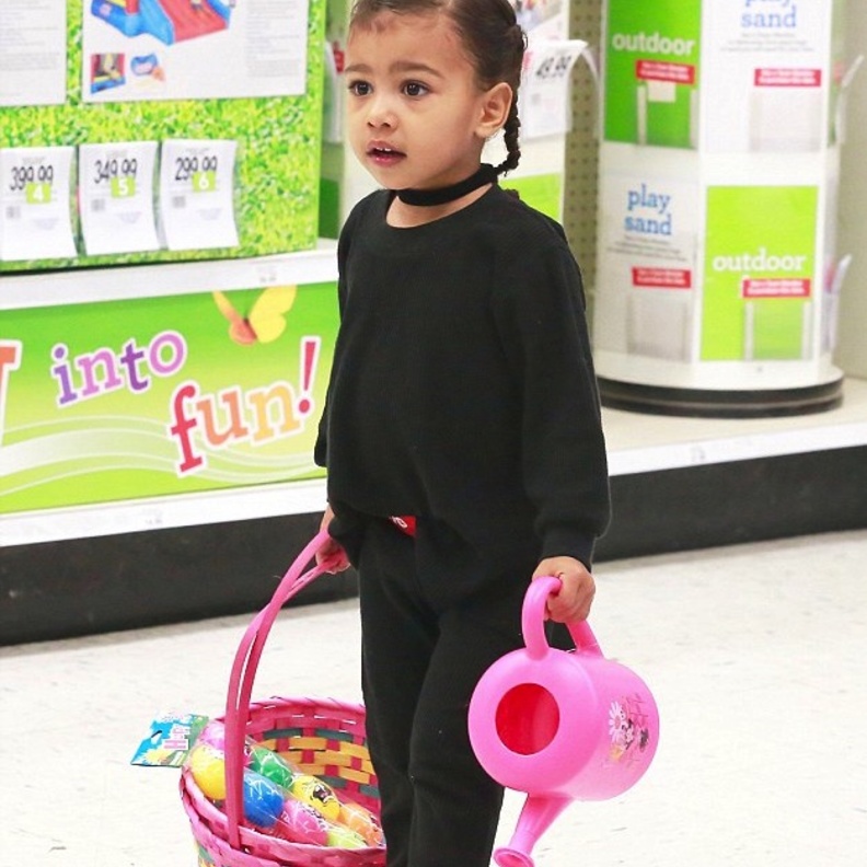 اطلالة باللون الأسود رأينا فيها نورث ويست