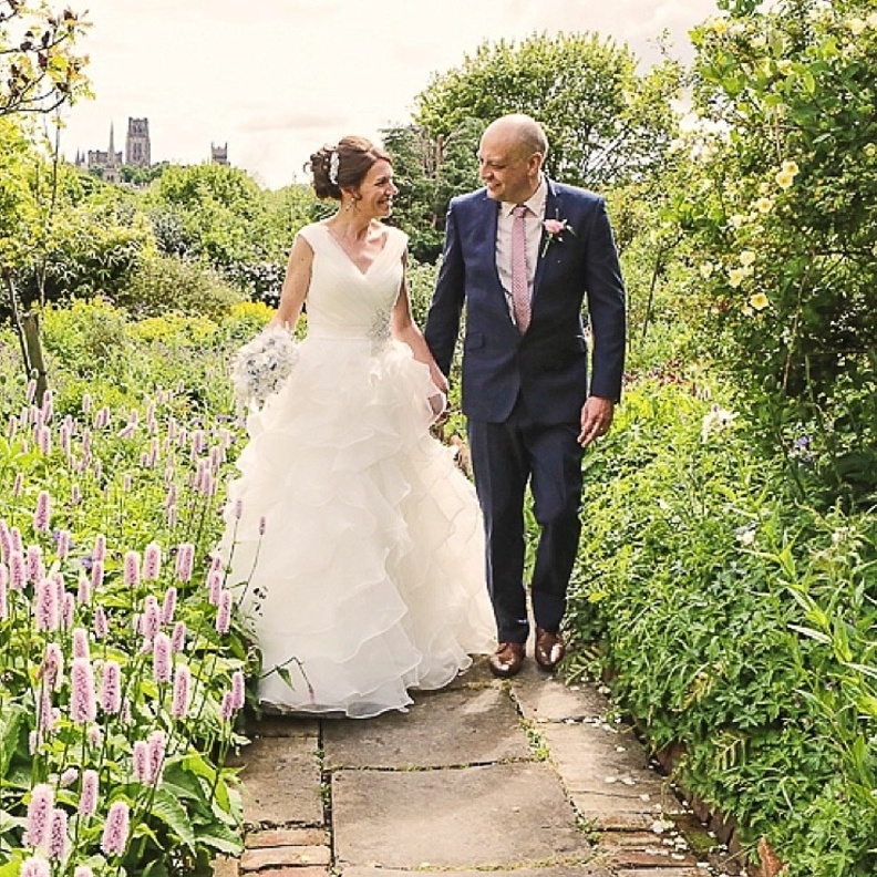 رومانسية حفل الزفاف في الحديقة