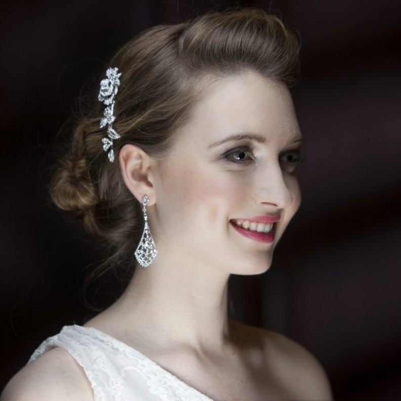 تسريحه شعر مرفوع أنيقة تظهر الأذنين