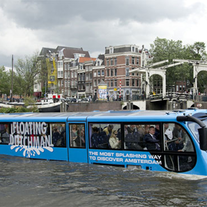 الباص العجيب .. سياحة البر والبحر