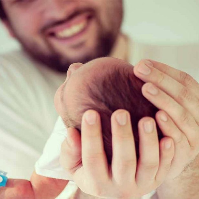 تواجد الاب مع الزوجه والطفل خلال فترة الولادة لها تاثير نفسي رائع 