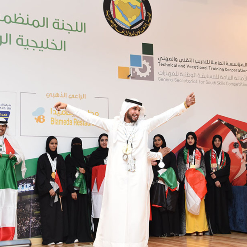 طاهر الشبيب يحتفل بجائزة افضل متسابق خليجي