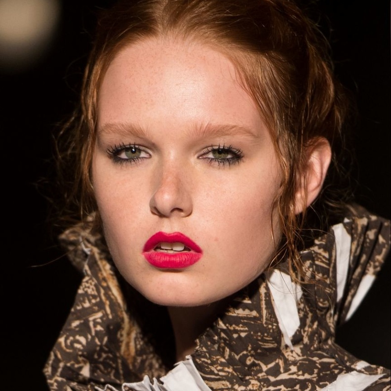 لوني الشفايف بالفوشيا البارز