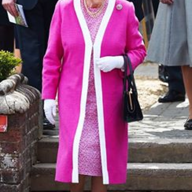 الملكة إليزابيث تتألق باالوردي أثناء زيارة ملكية لمدرسة في بيركامستيد بإنجلترا