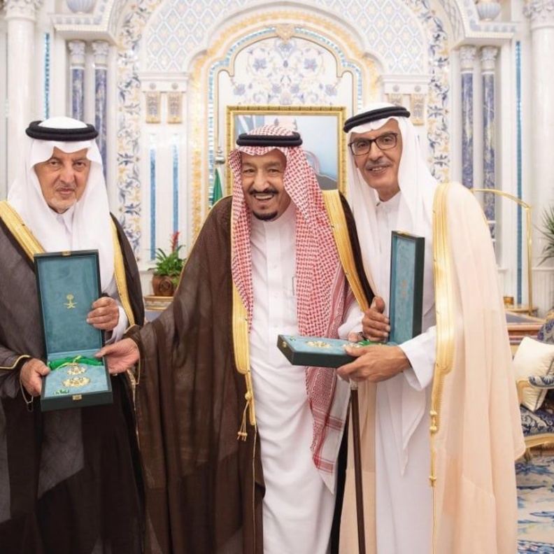 الملك سلمان يمنح خالد الفيصل وبدر بن عبد المحسن وشاح الملك عبد العزيز