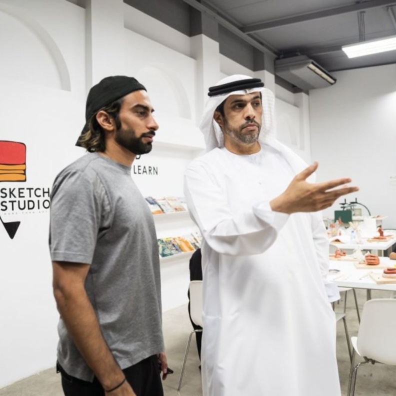 الفنان الإماراتي مطر بن لاحج يُضفي لمسته الإبداعية إلى مجتمع الفنون والثقافة النابض في دبي مع سكيتش آرت كافيه و سكيتش ستوديو