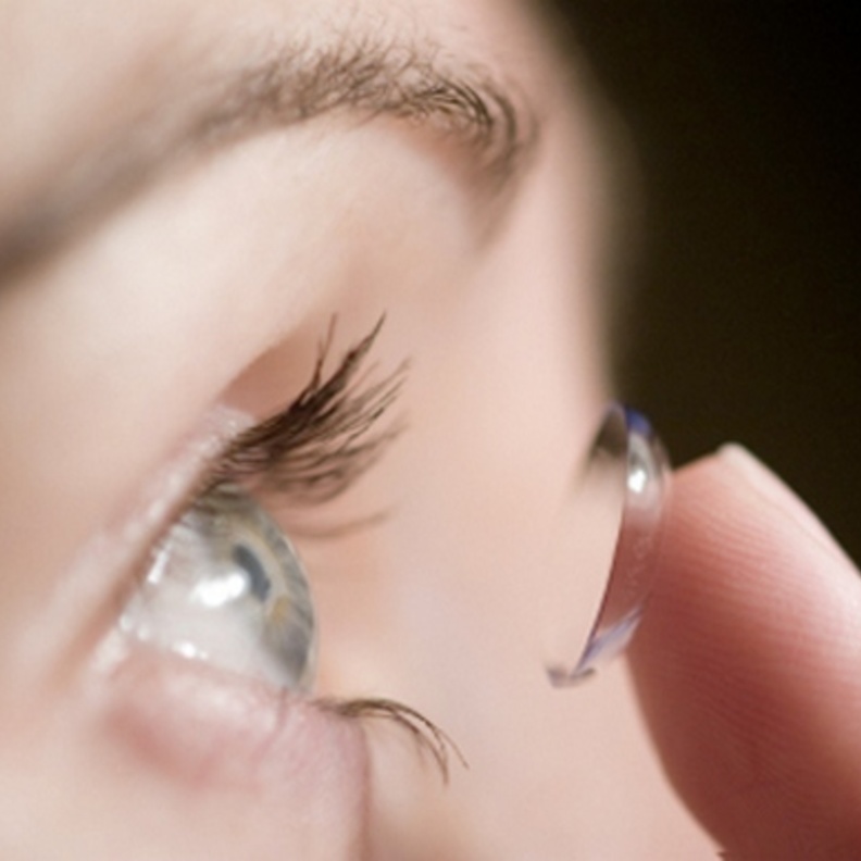 العدسات الاصقه