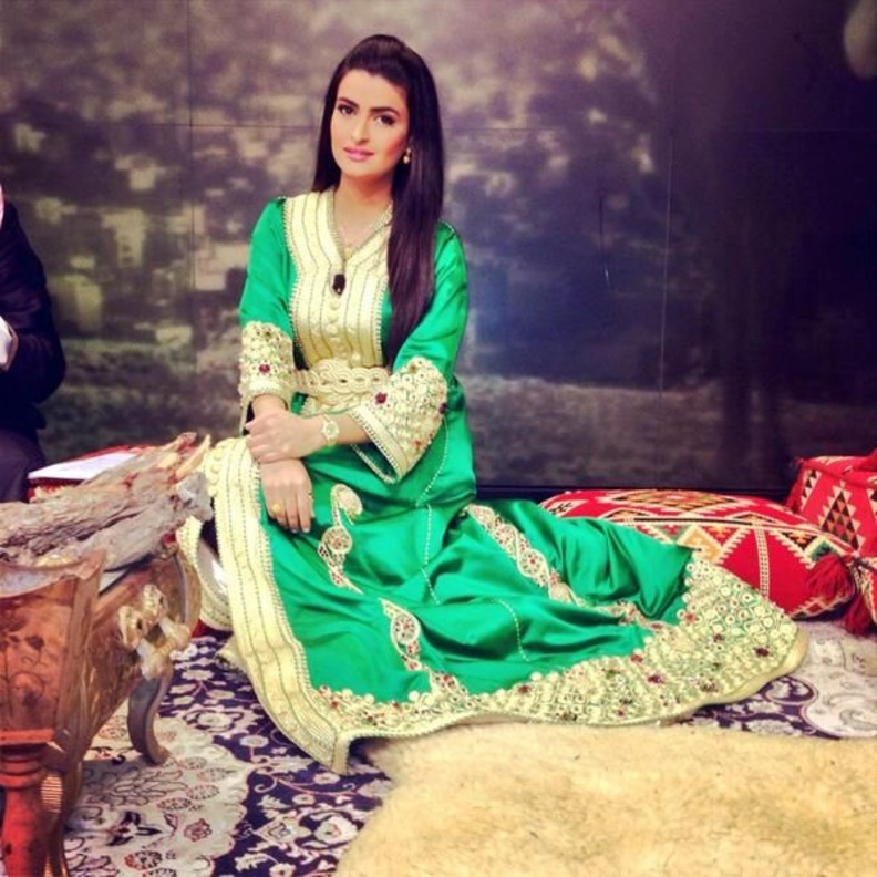 علا الفارس في الزي التقليدي