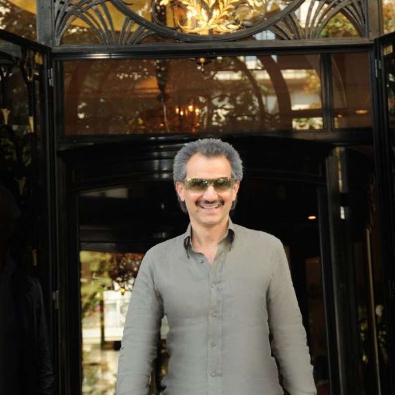 الوليد بن طلال امام فندق جورج الخامس بباريس