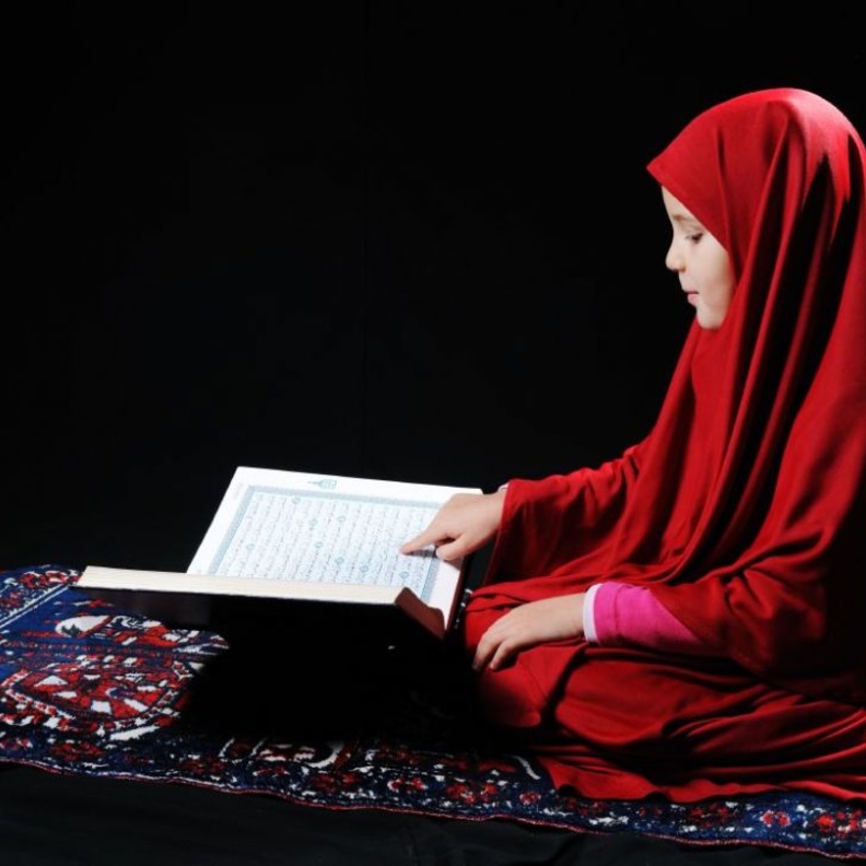 الطفل سيقوم بتقليد والدته حتى في عاداتها بقراءة القران