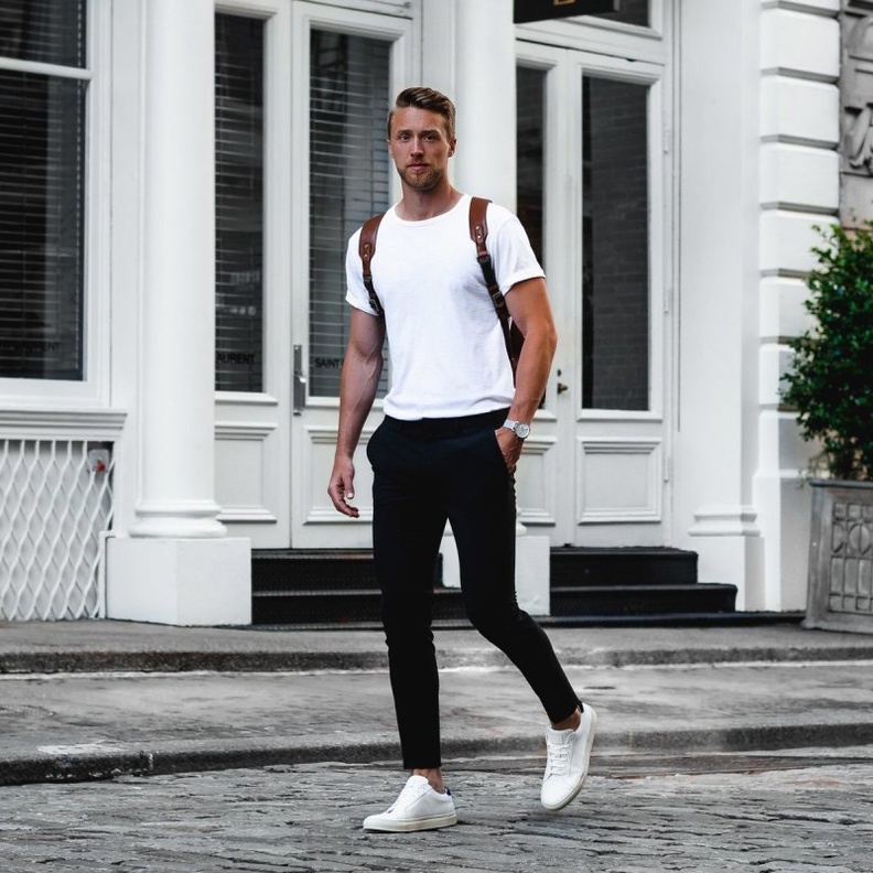 اطلالة عملية بالجينز الضيّق مع التيشرت والحذاء الرياضي الأبيض