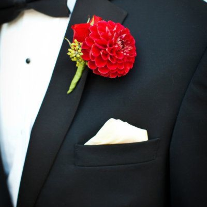 إطلالة مميزة لعريس يوم الحب..