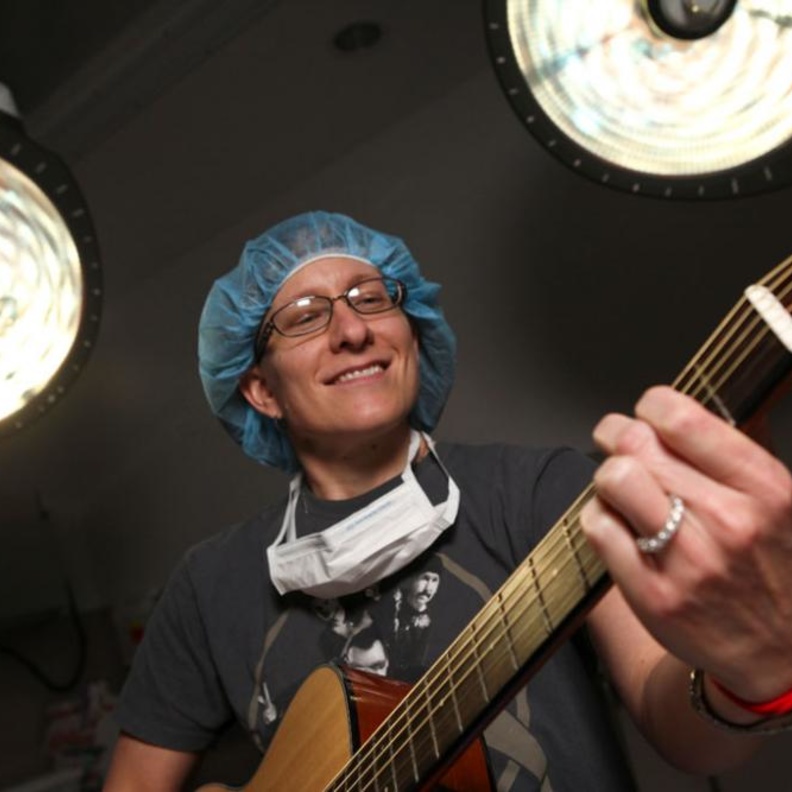 بالفيديو: طبيب يعزف مع مريضه قبل الدخول لغرفة العمليات!