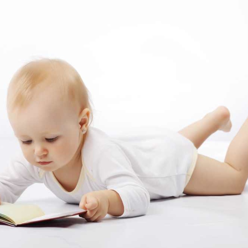 بالفيديو .. هذا ما يحدث للطفل عندما يعشق القراءة