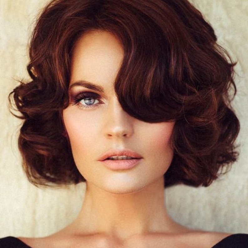 الشعر القصير مع الغرة الجانبية