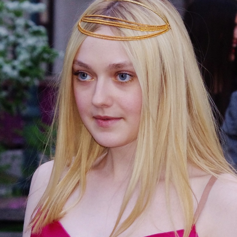 الجميلة داكوتا فانينج