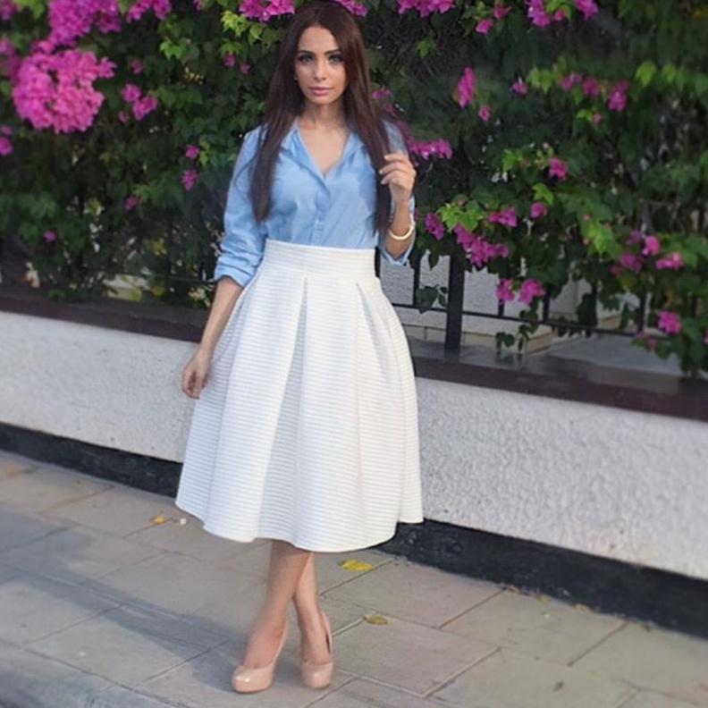 تختار سارة الملابس البسيطة والانيقة