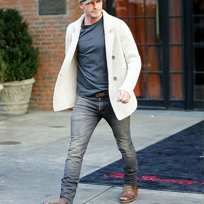 David Beckham بالقبعة والسترة مع الجينز