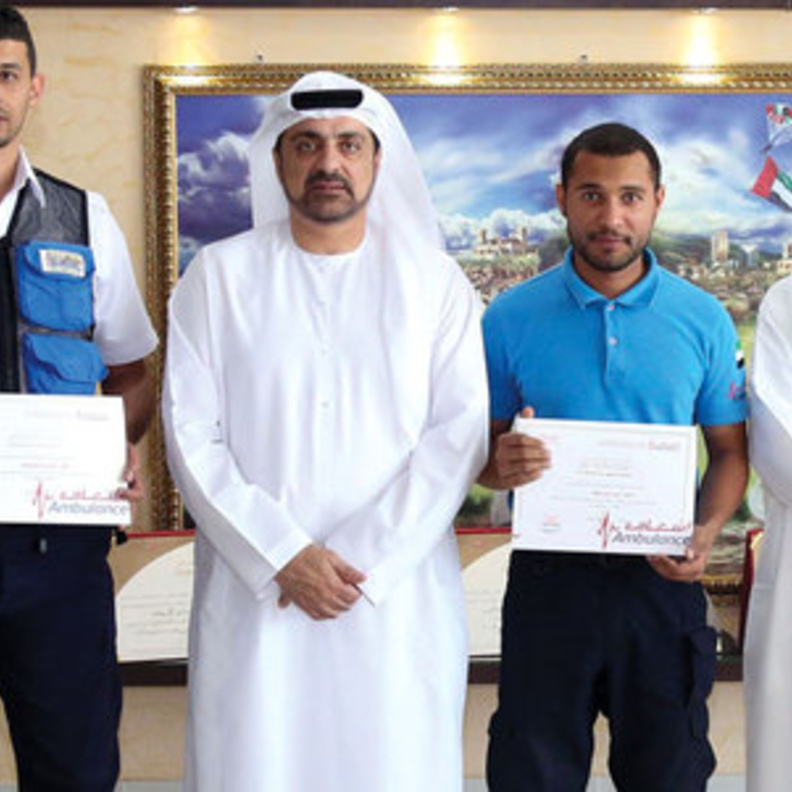 خليفة بن دراي يكريم المسعفين احمد بدر، وحسن عبدالله لنجاحهما في انقاذ الفتاة