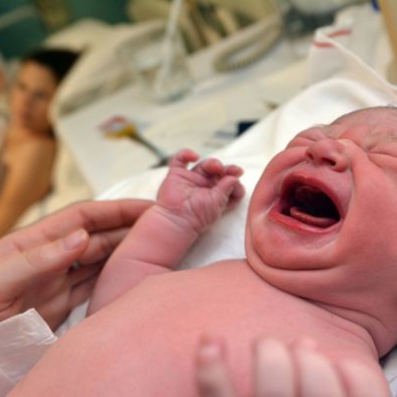 ما هو سبب صراخ الطفل بمجرد خروجه من بطن امه