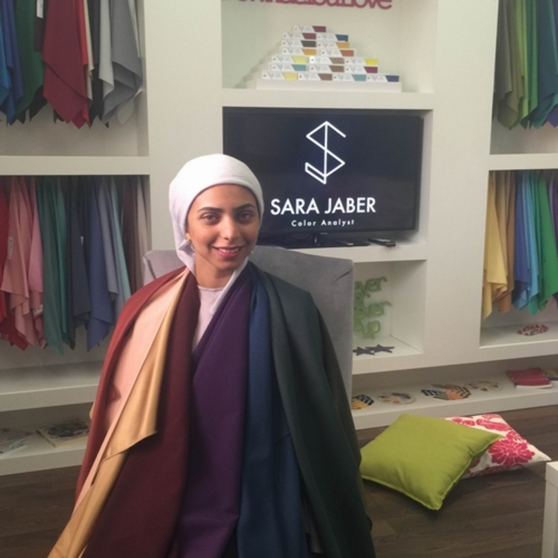 محللة الألوان السعودية سارة جابر