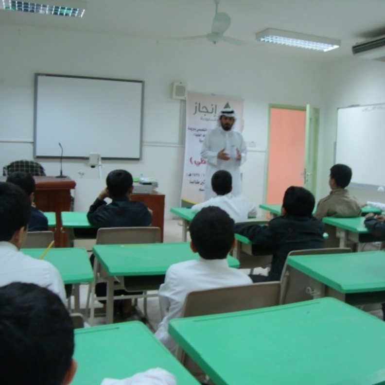 من الطلاب المشاركين في برنامج طلريقي