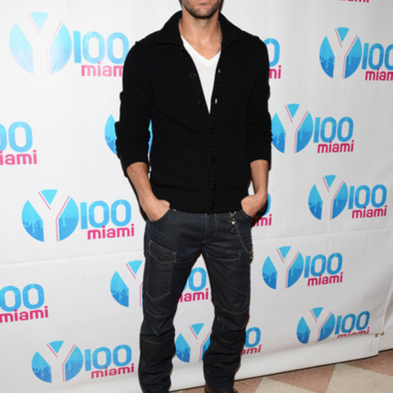 نسق انركي اغليسياس بنطلون جينز مع توب قطنية باللون الأسود