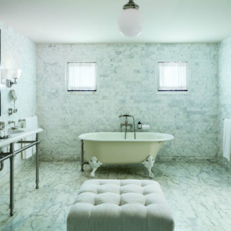 حمام داخلي انيق مع الحفاظ على طراز البانيو البسيط