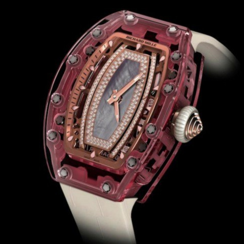 ريتشارد ميل يقدم ساعة نسائية مميزة من الياقوت الوردي 