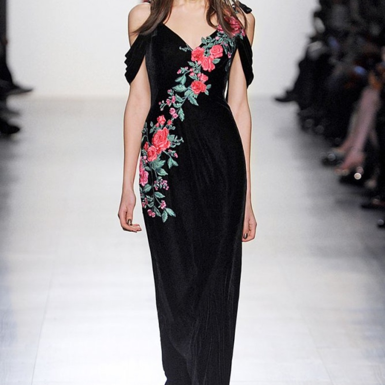 فستان من المخمل مزيّن بالزهور