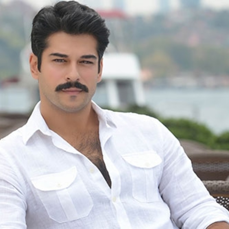 الممثل التركي بوراك أوزجفيت