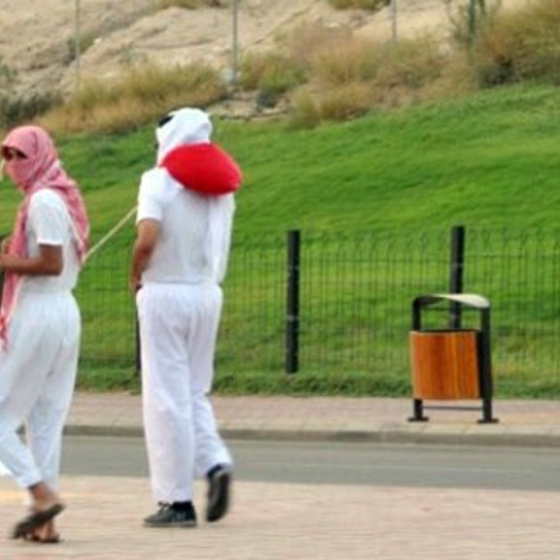 الشباب الذين يرتدون السروال والفلينة دائما مايخفون وجوههم