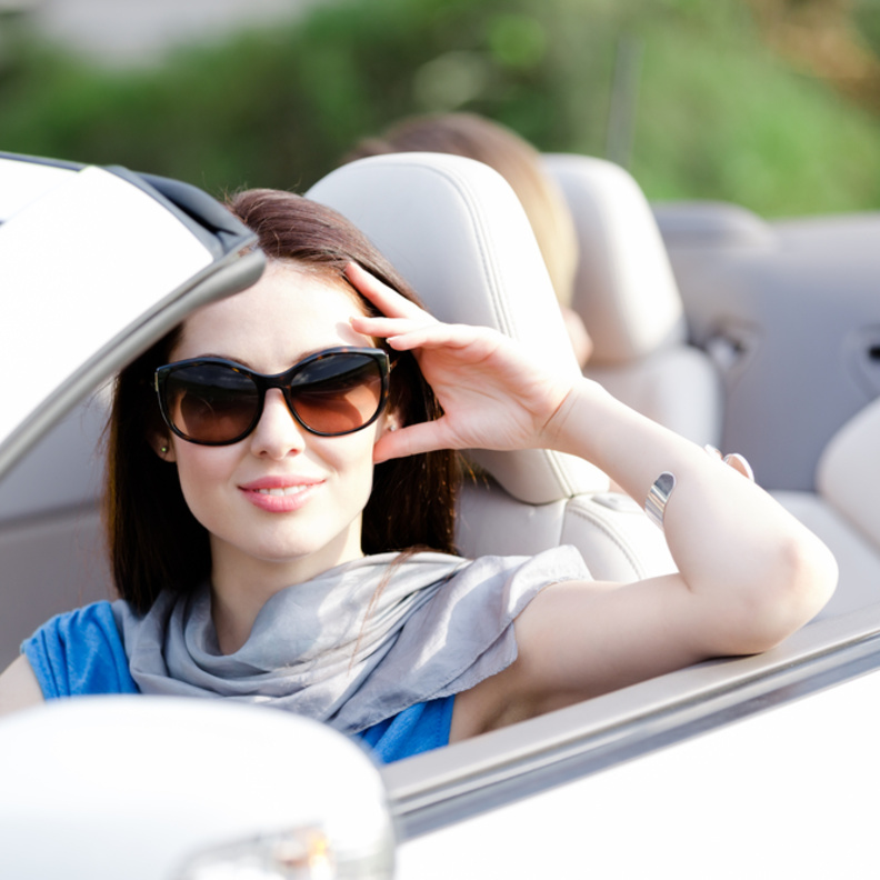 المرأة أفضل من الرجل في قيادة السيارة .. فما السبب؟