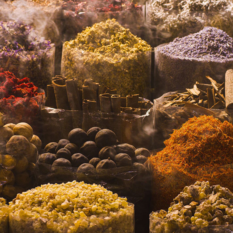 تنشق الروائح عند السير في سوق العطور من التجارب الغنية والملهمة في دبي