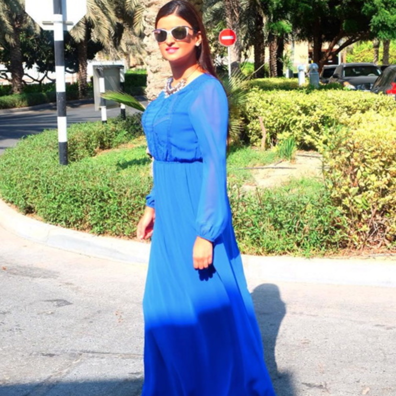 فستان أزرق ناعم اختارته علا الفارس