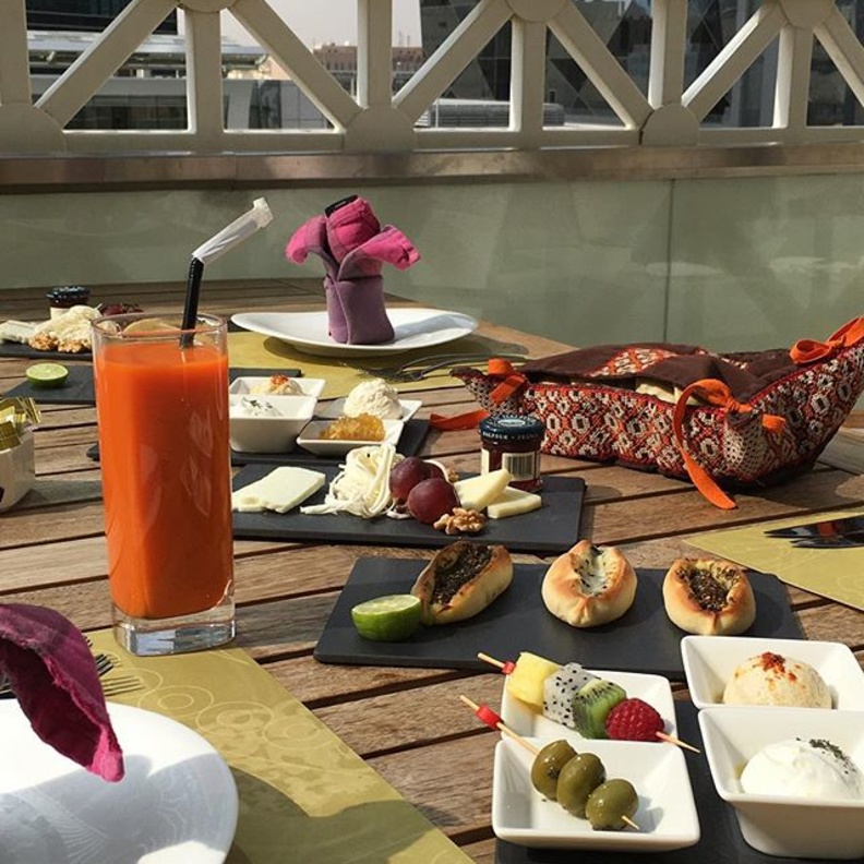 يحرص إبراهيم على التقاط الصور لنقلها لمتابعيه 