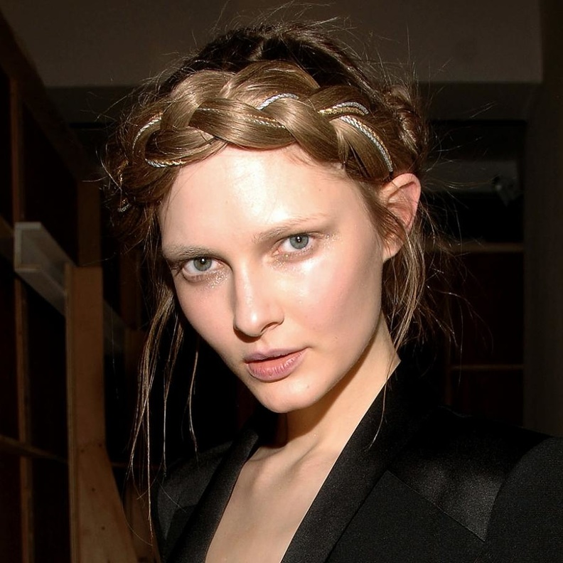 الأكسسوارات تغمر ضفائر التاج