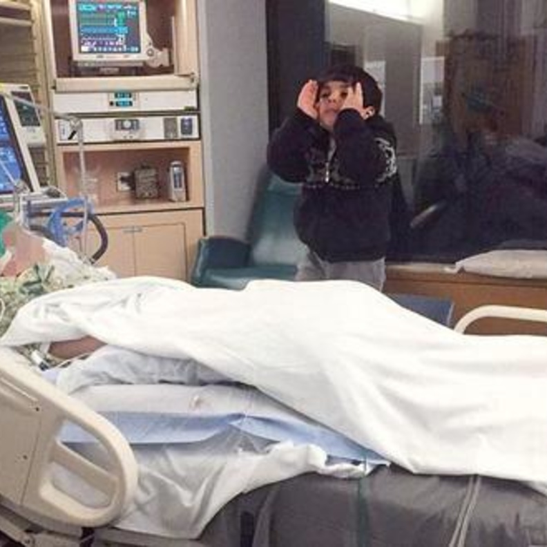 المبتعثة مع طفلها الذي ينتظر عودتها 