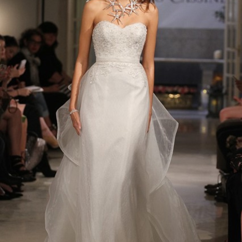 للعروس الكلاسيكية أجمل الفساتين الراقية من  Oleg Cassini