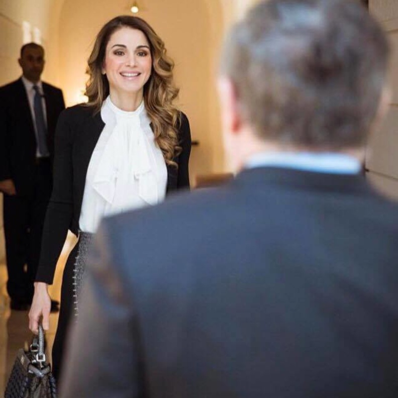 الملكة رانيا لدى انضمامها للملك عبد الله الثاني خلال لقائهم مع مجموعة من أسر شهداء الأردن